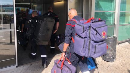 Plusieurs dizaines de sapeurs-pompiers et de sauveteurs de la Sécurité civile ont quitté la France pour lutter contre les feux de forêt au Québec, le 8 juin 2023 (HUGO CHARPENTIER / RADIO FRANCE)