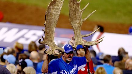 Un supporter de l'&eacute;quipe de baseball des Royals de&nbsp;Kansas City (Kansas, Etats-Unis)&nbsp;lors d'un match face aux Giants de San Francisco, le 21 octobre 2014. (ED ZURGA / GETTY IMAGES / AFP)