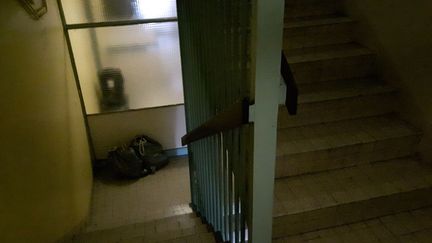 Dans la cage d'escalier d'une tour de la cité des Boutes-en-train, à Saint-Ouen (Seine-Saint-Denis). (RADIO FRANCE / RÉMI BRANCATO)