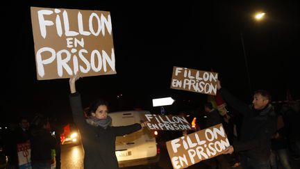 Des militants "anti-Fillon", lors du meeting de Compiègne (Oise), le 15 février 2017. (OLIVIER CORSAN / MAXPPP)