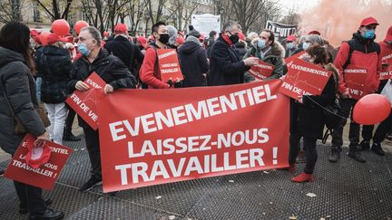 Des restaurateurs et des professionnels de l'événementiel manifestent&nbsp;contre les fermetures liées au coronavirus,&nbsp;le 14 décembre&nbsp;2020 à Paris. (LUCAS BOIRAT / HANS LUCAS / AFP)