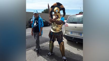 Un supporter marseillais en guerrier phocéen, au centre d'entraînement de la Commanderie le 2 mai 2018.&nbsp; (Isabelle Dor / RADIO FRANCE)