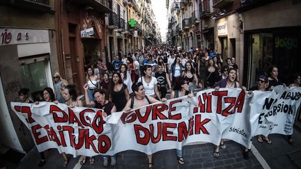 Une manifestation à Pampelune (Espagne) après la&nbsp;mise en liberté d'agresseurs disculpés de viol, le 21 juin 2018. (EDUARDO SANZ NIETO / CROWDSPARK)