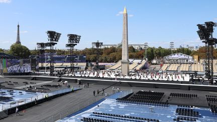 Les danseurs de la cérémonie d'ouverture des Jeux paralympiques de Paris lors d'une des dernières répétitions du spectacle, le 26 août 2024 sur la place de la Concorde. (TOSEI KISANUKI / AFP)