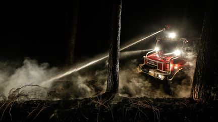 Les pompiers ont lutt&eacute; contre les flammes dans la nuit du 25 au 26 juillet, deuxi&egrave;me nuit cons&eacute;cutive, &agrave; Saint-Jean-d'Illac (Gironde). (MAXPPP)