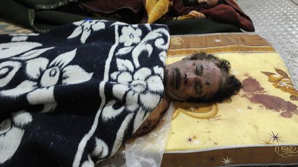 Le corps de l'ancien dirigeant libyen Mouammar Kadhafi &eacute;tendu sur un matelas &agrave; Misrata (Libye) le 22 octobre 2011. (PHILIPPE DESMAZES / AFP)