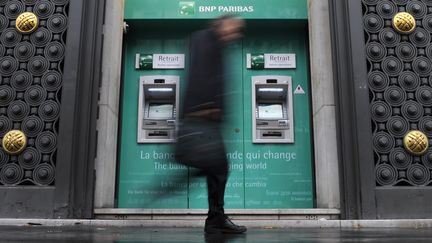 Un passant devant une agence BNP-Paribas &agrave; Paris. (GONZALO FUENTES / REUTERS)