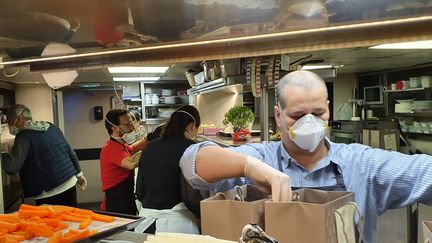 Le restaurant de l'hôtel parisien George V a rouvert ses portes, exceptionnellement, pendant le confinement, afin de cuisiner des repas pour les soignants de l'hôpital Robert Debré, dans le 19ème arrondissement. (RADIO FRANCE / BORIS LOUMAGNE)