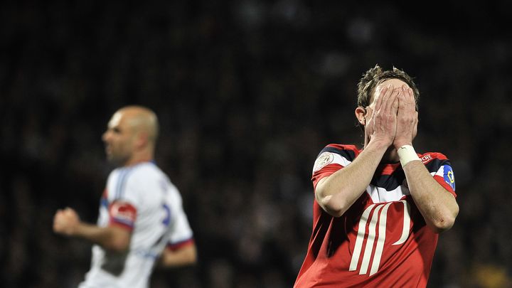 L'attaquant de Lille Nolan Roux se prend la t&ecirc;te entre les mains apr&egrave;s avoir rat&eacute; une occasion face &agrave; Lyon, le 10 mars 2012. (JEFF PACHOUD / AFP)