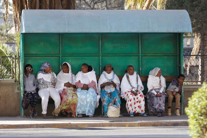 En attendant le bus à Asmara, capitale de l'Erythrée, le 20 février 2016... (REUTERS - THOMAS MUKOYA / X90150)