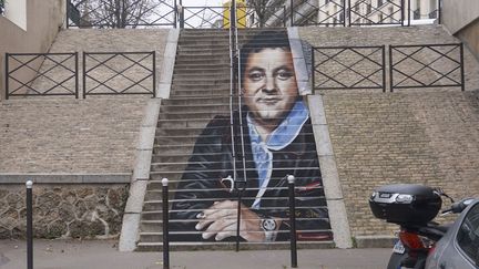 &nbsp; (A Paris, deux artistes de street art, Zag et Sia, ont réalise une fresque représentant Coluche dans le 14ème arrondissement. © SIPA/SEVGI)