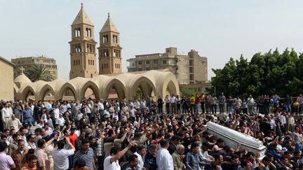 Des coptes du Caire (Egypte) portent les cercueils des coptes tu&eacute;s deux jours auparavant, le 7 avril 2013, devant la cath&eacute;drale Saint-Marc. (KHALED DESOUKI / AFP)