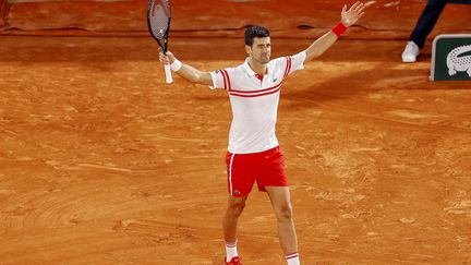 Roland-Garros, vendredi 11 juin 2021. Match de légende de plus de quatre heures en demi-finale du tournoi. Le serbe&nbsp;Novak Djokovic&nbsp;célèbre sa victoire contre l'espagnol&nbsp;Rafael Nadal. (NICOL KNIGHTMAN / DPPI / AFP)