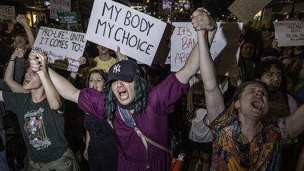 Le 24 juin 2022, des manifestants pro-IVG à Washington entre colère et désespoir après la décision de la cour suprême de révoquer ce droit constitutionnel. (ALEX KENT / AFP)