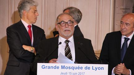 Le recteur de la mosquée de Lyon, Kamel, Kabtane, lors d'un discours avec le ministre de l'Intérieur, Gérard Collomb, le 15 juin 2017. (MATHIS BOUSSUGE / CROWDSPARK/AFP)