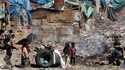 Travaillant dans des zones insalubres mais sans aucune mesure d’hygiène, ni vêtements adaptés, ni gants fournis pour se protéger, beaucoup attrapent des maladies liées à leurs contacts permanents avec les déchets et certains en meurent. 

La grande majorité n’a pas accès, ou de façon très limitée, au système de santé. 

Les enfants ne sont pas scolarisés. (REUTERS/Khaled Abdullah Ali Al Mahdi)