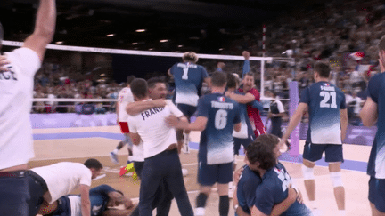 Les Bleus ont réalisé un exploit historique, samedi 10 août, en remportant un nouveau titre olympique, trois ans après celui obtenu à Tokyo. En finale, ils ont disposé de la Pologne en trois petits sets.