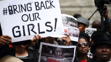 Des personnes protestent contre l'enl&egrave;vement de 200 lyc&eacute;ennes au Nigeria, le 9 mai 2014 &agrave; Londres (Royaume-Uni). (LEON NEAL / AFP)