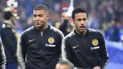 Kylian Mbappe et&nbsp;Neymar avant le match du PSG contre Rennes le 27 avril 2019 au Stade de France. (DAMIEN MEYER / AFP)