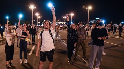 Des opposants à Loukachenko, le 9 août 2020, à Minsk, en Biélorussie. (ILIYA PITALEV / SPUTNIK / AFP)