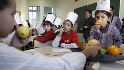 Des écoliers parisiens suivent une "leçon de goût" à Paris, le 11 octobre 2010 (AFP / Patrick Kovarik)