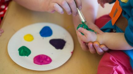 Activité de peinture en crèche. Photo d'illustration.&nbsp; (MAXPPP)