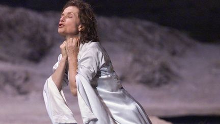 Isabelle Huppert au théâtre, à Avignon, dans "Médée" d'Euripide, mis en scène par Jacques Lassalle (10 juillet 2000)
 (Anne-Christine Poujoulat / AFP)