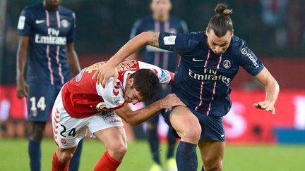 Zlatan Ibrahimovic aux prises avec Florent Ghisolfi. (FRANCK FIFE / AFP)