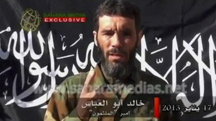 L'Alg&eacute;rien Mokhtar Belmokhtar dans une vid&eacute;o diffus&eacute;e par Sahara Media, le 21 janvier 2013. (  REUTERS)