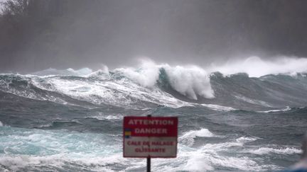 Les eaux de la Réunion agitées par le passage du cyclone Batsirai. (RICHARD BOUHET / AFP)