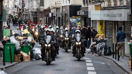 Une unité de police motorisée, pendant les manifestations contre les retraites le 23 mars à Paris. (CARINE SCHMITT / HANS LUCAS)