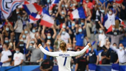 Antoine Griezmann salue le public du stade de France juste avant le début du&nbsp;match face à la Bulgarie, le 8 juin (FRANCK FIFE / AFP)