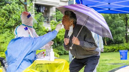 Un homme se fait dépister du Covid-19 à Shanghai (Chine), le 13 mai 2022. (LIU JIN / AFP)