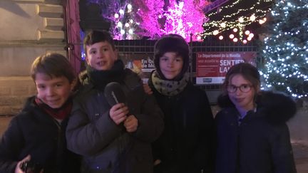 Paul, Côme, Mayeul et Blanche nous guident dans les rues illuminées de Metz. (INGRID POHU / RADIO FRANCE)