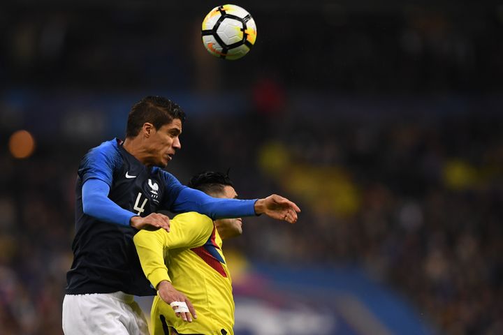 Le défenseur de l'équipe de France Raphaël Varane s'élève au-dessus du Colombien Falcao, lors du match amical entre les deux équipes le 23 mars 2018 au Stade de France (Seine-Saint-Denis). (FRANCK FIFE / AFP)