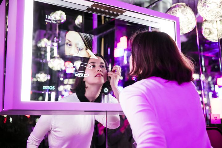 Le miroir connecté CareOS dans la salle de bains de l'appartement du futur, le 9 mai 2019 à Paris. (VINCENT ISORE / MAXPPP)