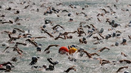 Des centaines de nageurs prennent le d&eacute;part de la "Travessia dos Fortes", une course au large de Copacabana de 3,6 km de long, Rio de Janeiro (Br&eacute;sil), le 1er avril 2012. (VANDERLEI ALMEIDA / AFP)