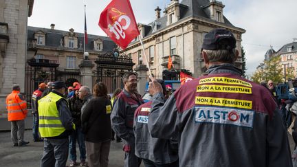 Des syndicalistes CGT de l'entreprise Alstom devant la préfecture de Belfort (Territoire de Belfort), le 4 octobre 2016. (SEBASTIEN BOZON / AFP)