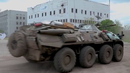 L'armée russe concentre désormais ses efforts dans le Donbass, après son revers subi à Kharkiv (Ukraine), lundi 16 mai. (franceinfo)