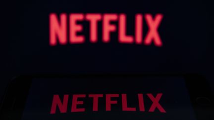 Le logo de Netflix, le 10 avril 2020, diffusé sur un écran à Ankara, en Turquie. (MUHAMMED SELIM KORKUTATA / ANADOLU AGENCY / AFP)