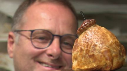 Le douillon est toujours plébiscité en Normandie. La pâtisserie, une poire en croûte feuilletée, se vend par centaines à l'automne. Voici les secrets de sa fabrication.