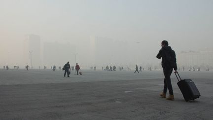 L'esplanade &agrave; la sortie de la gare de Shijiazhuang (Chine), le 18 janvier 2014. (THOMAS BAIETTO / FRANCETV INFO)