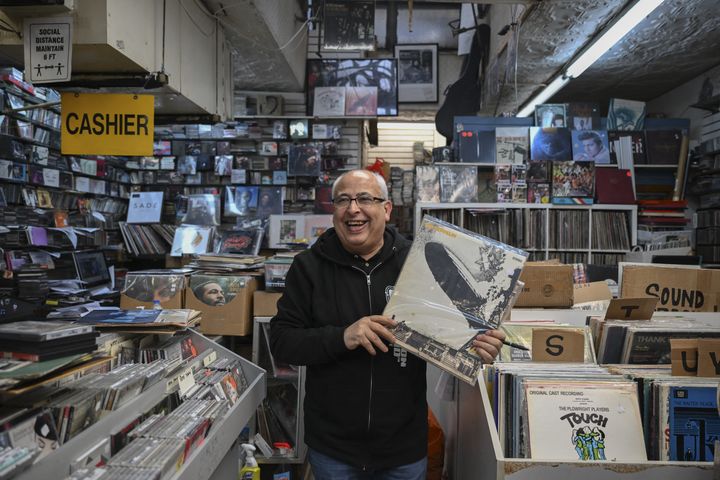 Le disquaire Jamal Alnasr dans sa boutique "Village Revival Records" à Greenwich Village (New York, Etats-Unis), le 14 mars 2023. (ED JONES / AFP)