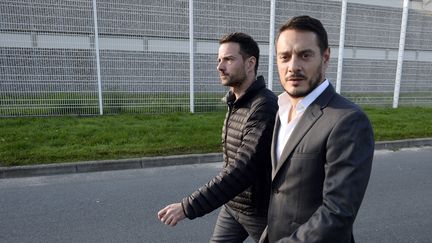 J&eacute;r&ocirc;me Kerviel (&agrave; gauche), accompagn&eacute; de son avocat David Koubbi, quitte la prison de Fleury-M&eacute;rogis (Essonne) le 8 septembre 2014. (LIONEL BONAVENTURE / AFP)