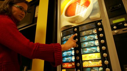 On apprend toujours quelque chose sur ses collègues vers les machines à café. (VALERIE GENIN / MAXPPP)