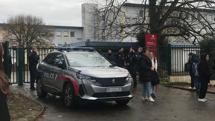 Une voiture de police garée devant le collège des Hautes-Ourmes à Rennes, après la menace d'une professeure par une élève armée d'un couteau, le 13 décembre 2023. (CLAIRE STAES / MAXPPP)