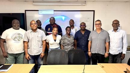 Photo de groupe des acteurs clés du projet "Organisation des transports de marchandises", réunis pour discuter des perspectives de cette nouvelle filière à l'Ouest guyanais (Eric LEON)