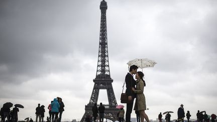 Les parapluies des touristes sur la place du Trocad&eacute;ro &agrave; Paris, le 20 mai 2013. (FRED DUFOUR / AFP)