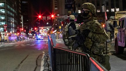 La garde nationale est installée près de la mairie de Philadelphie après que deux hommes lourdement armés et suspectés de vouloir attaquer le Convention center où se déroule le dépouillement, vendredi 6 novembre 2020.&nbsp; (EDUARDO MUNOZ / REUTERS)