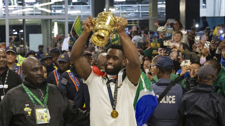 Le captiaine sud-africain Siya Kolisi à l'aéroport de Johannesbourg, après avoir remporté le titre de champion du Monde 2023, le 31 octobre 2023. (GUILLEM SARTORIO / AFP)